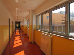 Dvojna moč sonca v osveženem hodniku Skale